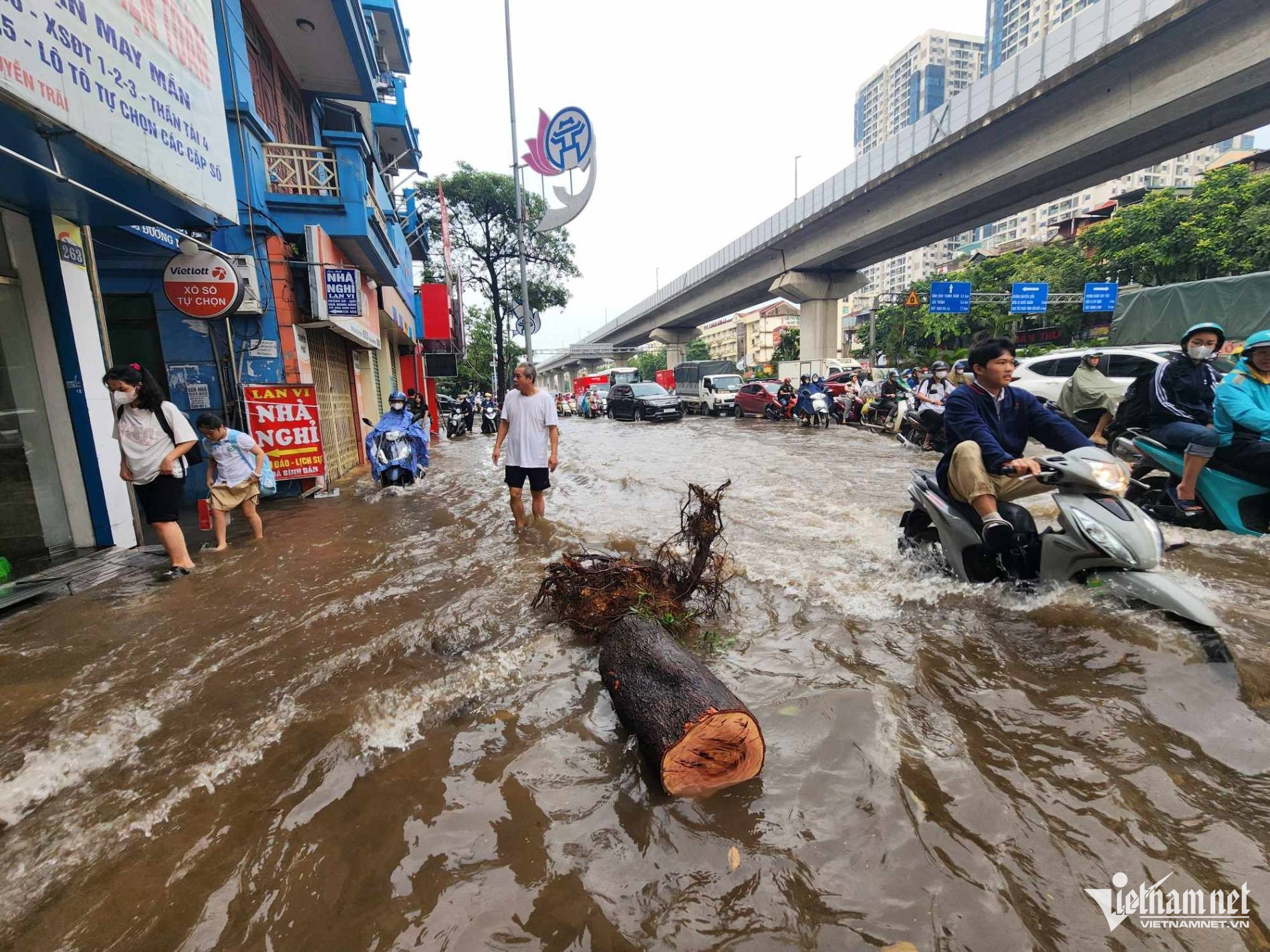 Nhiều tuyến phố Hà Nội ngập sâu sau trận mưa lớn sáng nay - 8 Nhiều tuyến phố Hà Nội ngập sâu sau trận mưa lớn sáng nay - 8