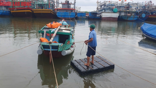 Người dân miền Trung chạy đua chống bão số 4 - 23