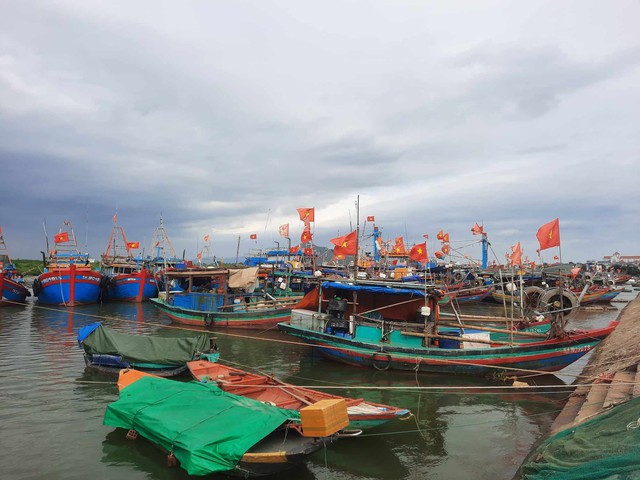 Người dân miền Trung chạy đua chống bão số 4 Người dân miền Trung chạy đua chống bão số 4