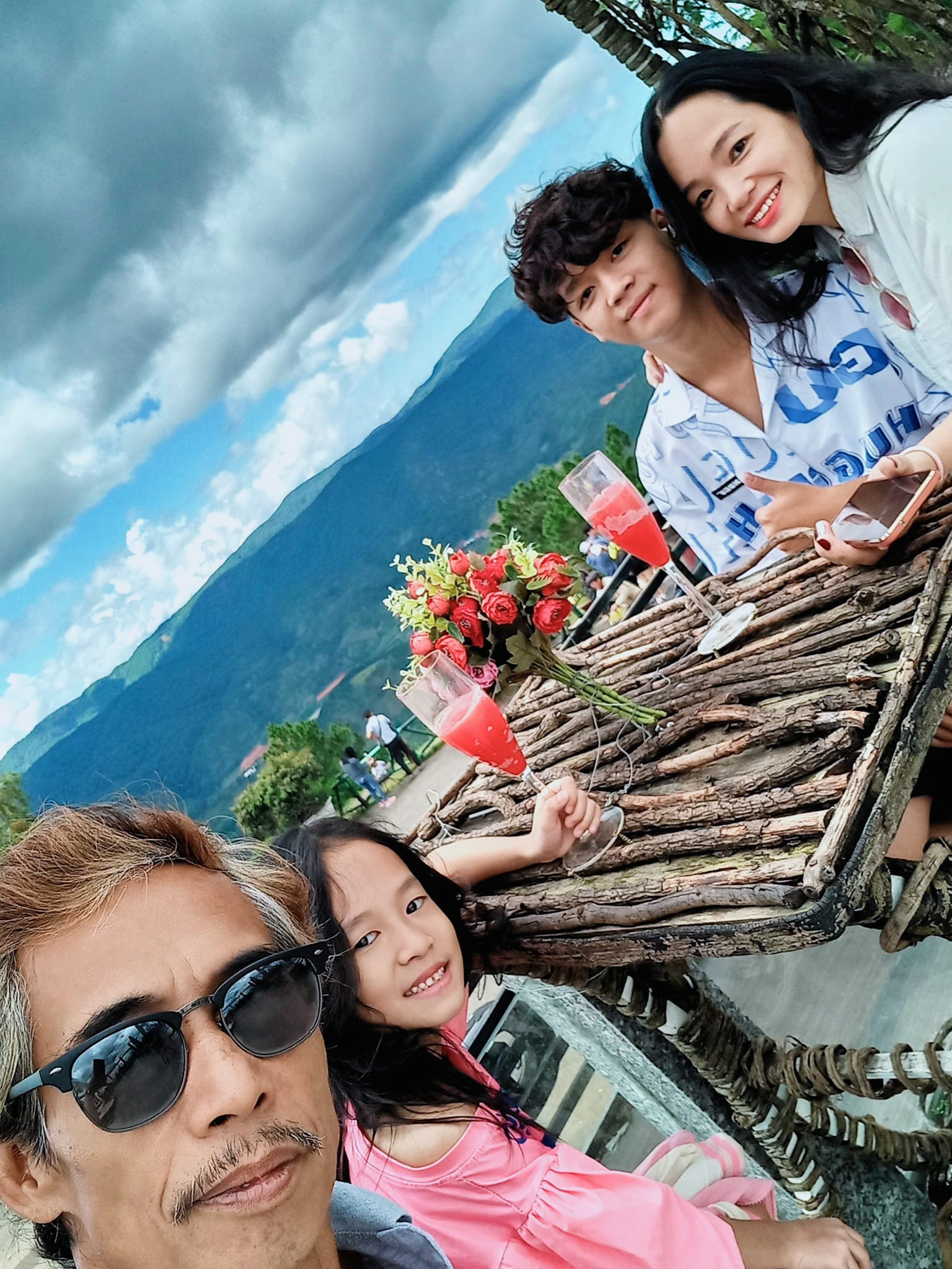 'Nghệ sĩ có gương mặt khắc khổ nhất màn ảnh Việt' có vợ trẻ đẹp kém 25 tuổi là ai? - 12