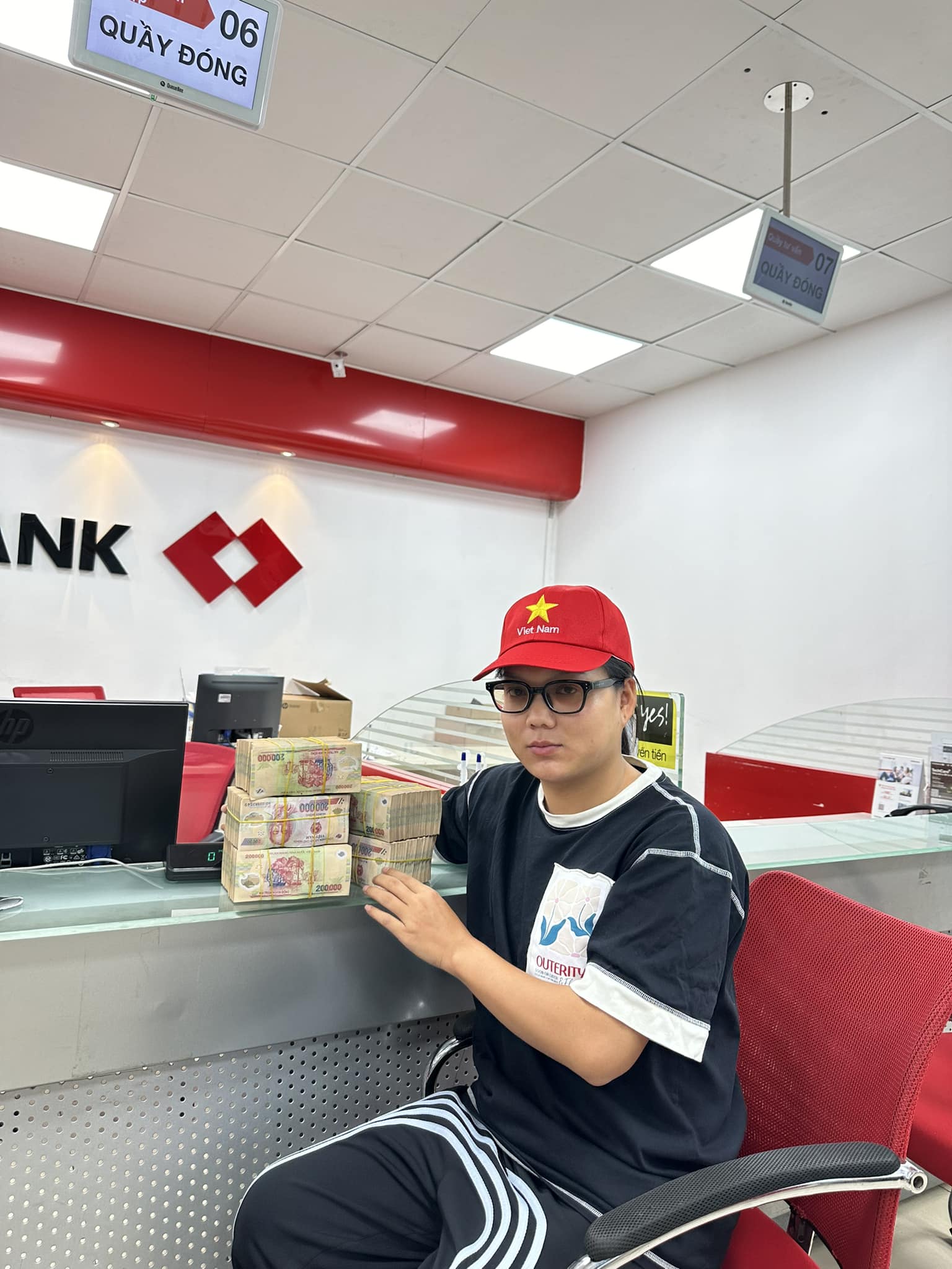 Phạm Thoại lại gây sốc, nhưng lần này quá oke: Tiếp tục đem 5 tỷ đồng đi làm từ thiện! - 3 Phạm Thoại lại gây sốc, nhưng lần này quá oke: Tiếp tục đem 5 tỷ đồng đi làm từ thiện! - 3
