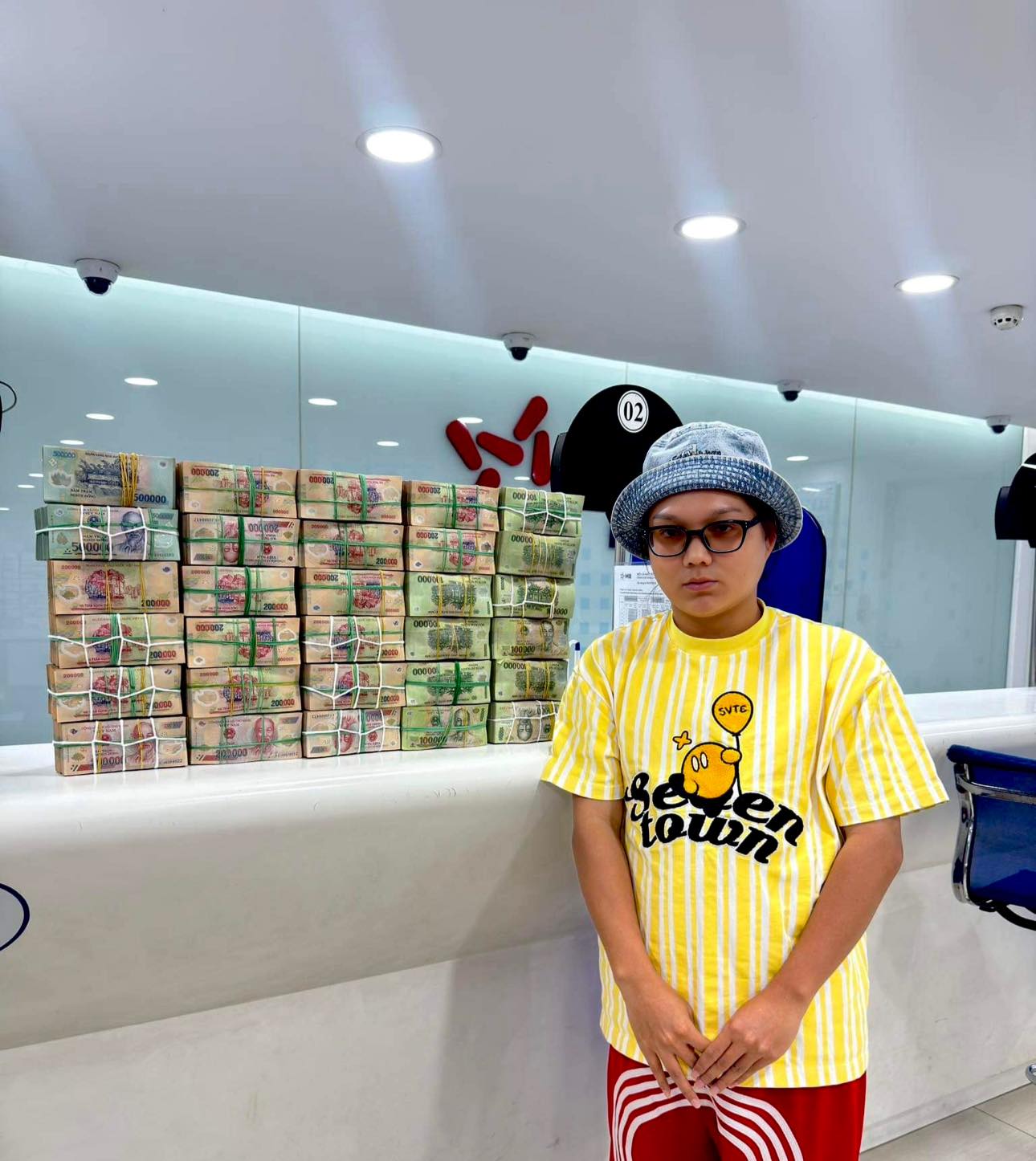 Phạm Thoại lại gây sốc, nhưng lần này quá oke: Tiếp tục đem 5 tỷ đồng đi làm từ thiện! Phạm Thoại lại gây sốc, nhưng lần này quá oke: Tiếp tục đem 5 tỷ đồng đi làm từ thiện!