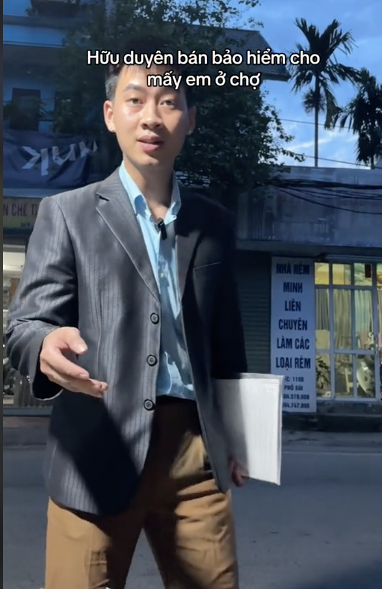 Thanh niên phụ vợ bán xôi 'hữu duyên' viral khắp cõi mạng: Outfit đi làm đa dạng nhưng bộ nào cũng ám ảnh - 1