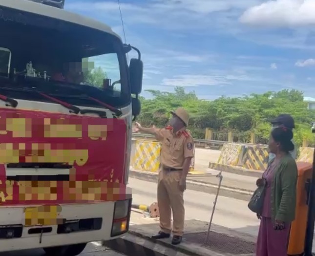 Xe cứu trợ chở bia từ Bắc vào Nam, đòi miễn phí khi qua cao tốc Đà Nẵng – Quảng Ngãi Xe cứu trợ chở bia từ Bắc vào Nam, đòi miễn phí khi qua cao tốc Đà Nẵng – Quảng Ngãi