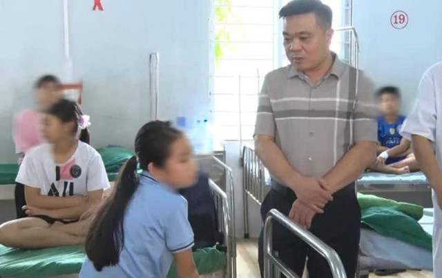 Các học sinh điều trị tại Bệnh viện Đa khoa huyện Xín Mần. Ảnh: Cổng thông tin huyện Xín Mần