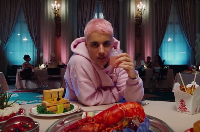 Một số sản phẩm âm nhạc của Justin Bieber được cho là cài cắm thông điệp cầu cứu, tố cáo tội ác tình dục đối với nghệ sĩ trẻ ở Hollywood
