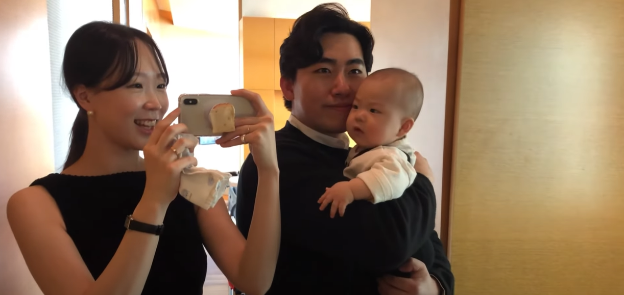Bố mẹ Taeha trong vlog đầu tiên hồi tháng 1/2022