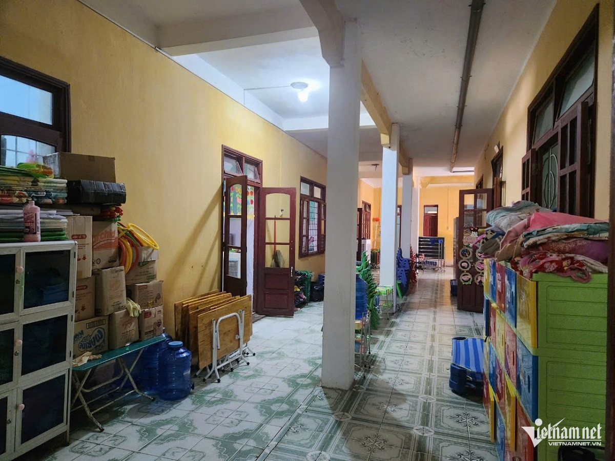 Dãy hành lang thành nhà kho để dụng cụ học tập của học sinh. Ảnh: Hải Sâm