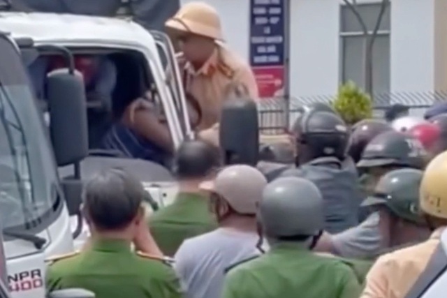 Người mẹ ngã quỵ khi nghe tin con trai 15 tuổi bị tài xế 'ngáo đá' tông tử vong ở Cần Thơ: 'Tôi không tin mình đã mất con vĩnh viễn' Người mẹ ngã quỵ khi nghe tin con trai 15 tuổi bị tài xế 'ngáo đá' tông tử vong ở Cần Thơ: 'Tôi không tin mình đã mất con vĩnh viễn'