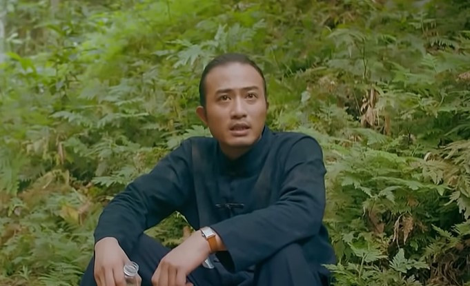 Hồng cùng em trai tìm đường về nhà an toàn.