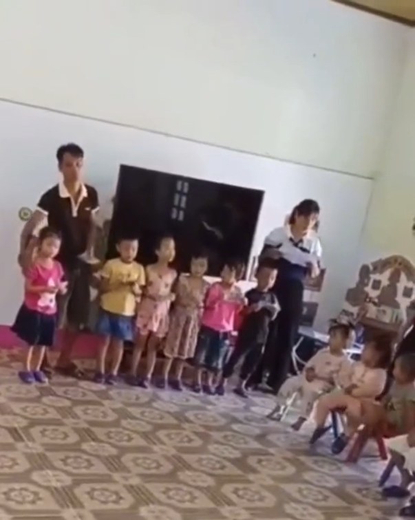 Anh Hoàng Văn Thới ủng hộ 45 triệu đồng cho học sinh ở 2 trường, 1 trường từ chối, hiệu trưởng nói lý do Anh Hoàng Văn Thới ủng hộ 45 triệu đồng cho học sinh ở 2 trường, 1 trường từ chối, hiệu trưởng nói lý do