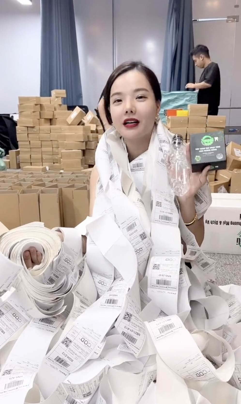 Cận cảnh kho hàng chứa 10.000 chai nước hoa nghi nhập lậu của nữ hot Tiktoker Phan Thuỷ Tiên - 12