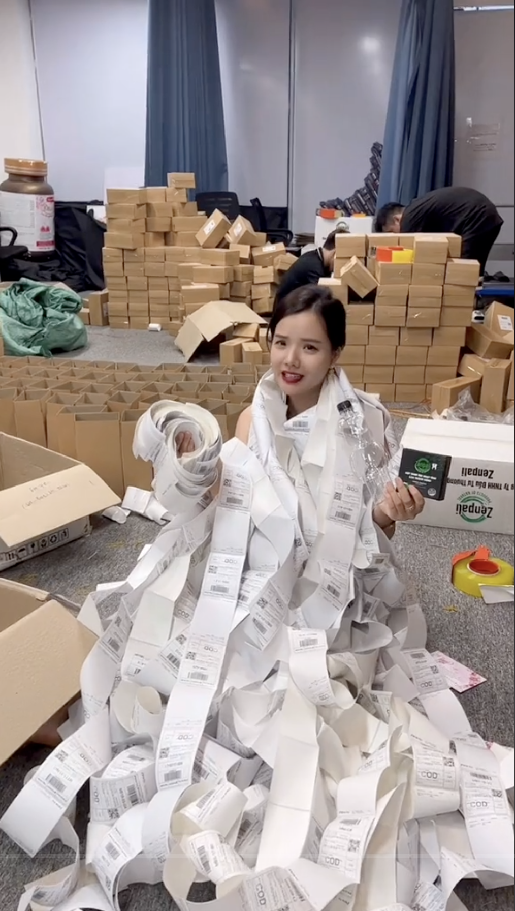 Cận cảnh kho hàng chứa 10.000 chai nước hoa nghi nhập lậu của nữ hot Tiktoker Phan Thuỷ Tiên - 13