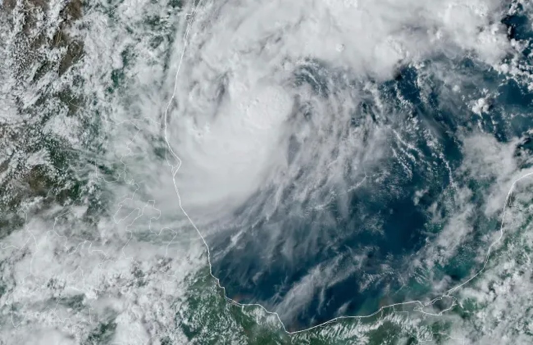 Ảnh vệ tinh bão Mitlon. Ảnh: NOAA.