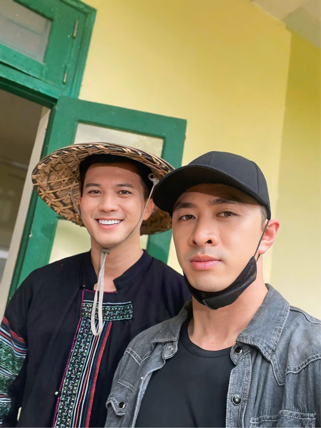 Cảnh sát ngầm 6 múi ở 'Độc đạo': Bò dưới mương, lăn lộn với những pha hành động - 1 Cảnh sát ngầm 6 múi ở 'Độc đạo': Bò dưới mương, lăn lộn với những pha hành động - 1