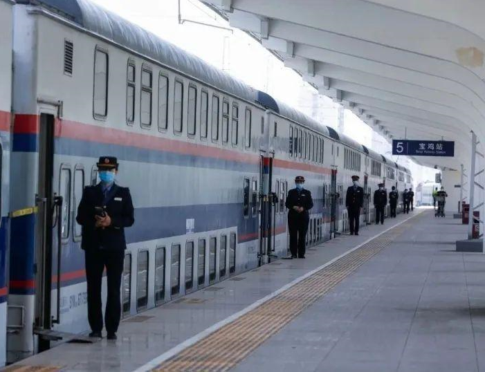 3,6 triệu người 'hóng' nam sinh đi tàu hỏa từ nhà đến trường, kinh ngạc vì một điều 20 năm mới được chứng kiến - 2 3,6 triệu người 'hóng' nam sinh đi tàu hỏa từ nhà đến trường, kinh ngạc vì một điều 20 năm mới được chứng kiến - 2