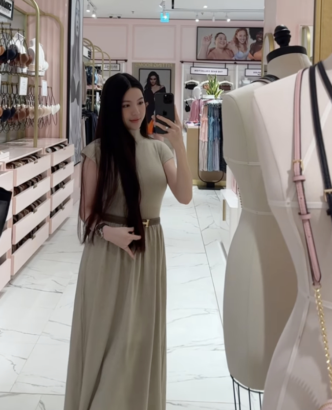 Chu Thanh Huyền lộ vóc dáng thật khi cùng mẹ Quang Hải đi mua sắm, khác xa ảnh tự đăng Chu Thanh Huyền lộ vóc dáng thật khi cùng mẹ Quang Hải đi mua sắm, khác xa ảnh tự đăng