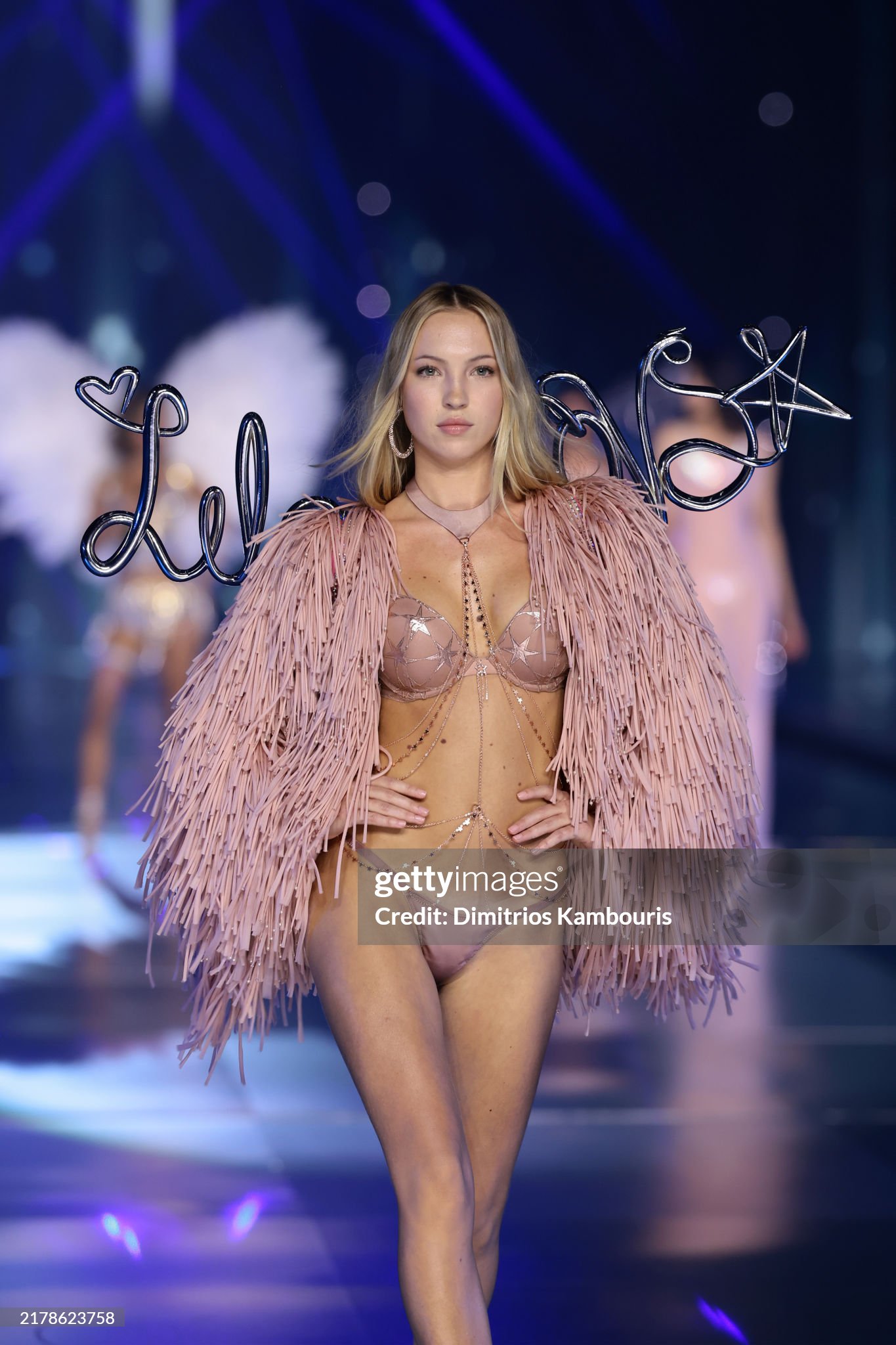 Victoria’s Secret Fashion Show: Chị em nhà Hadid tái xuất, Lisa catwalk như thiên thần và còn gì nữa? - 15 Victoria’s Secret Fashion Show: Chị em nhà Hadid tái xuất, Lisa catwalk như thiên thần và còn gì nữa? - 15