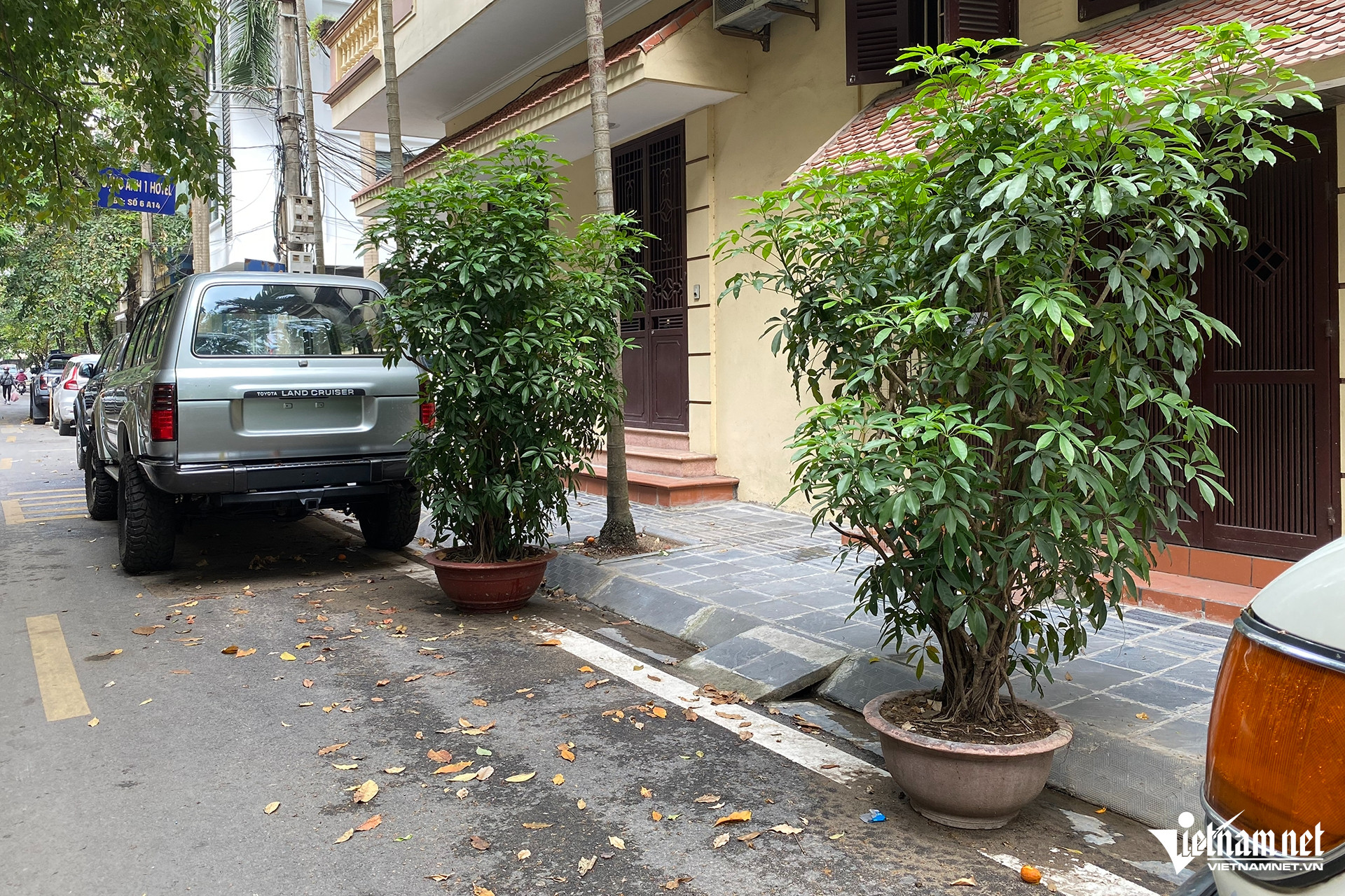 Loạt ô tô vây khu dân cư ở Hà Nội, người dân phải đặt 'biển cấm' khắp nơi - 12