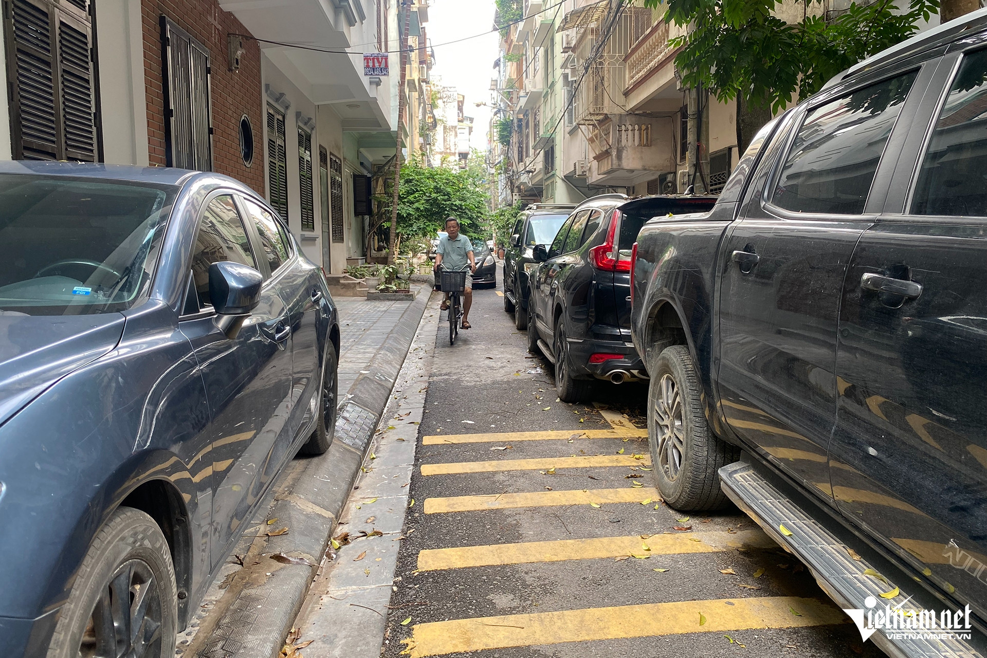 Loạt ô tô vây khu dân cư ở Hà Nội, người dân phải đặt 'biển cấm' khắp nơi - 1