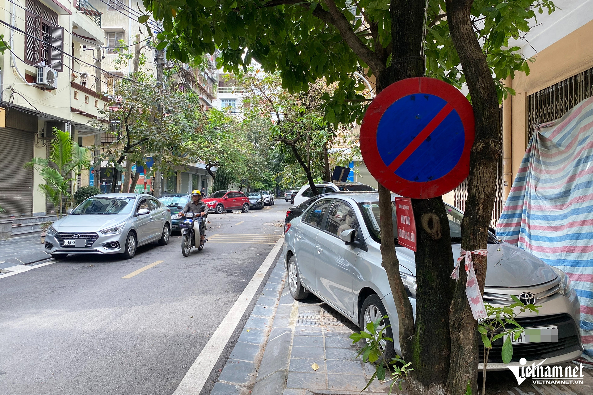 Loạt ô tô vây khu dân cư ở Hà Nội, người dân phải đặt 'biển cấm' khắp nơi - 5
