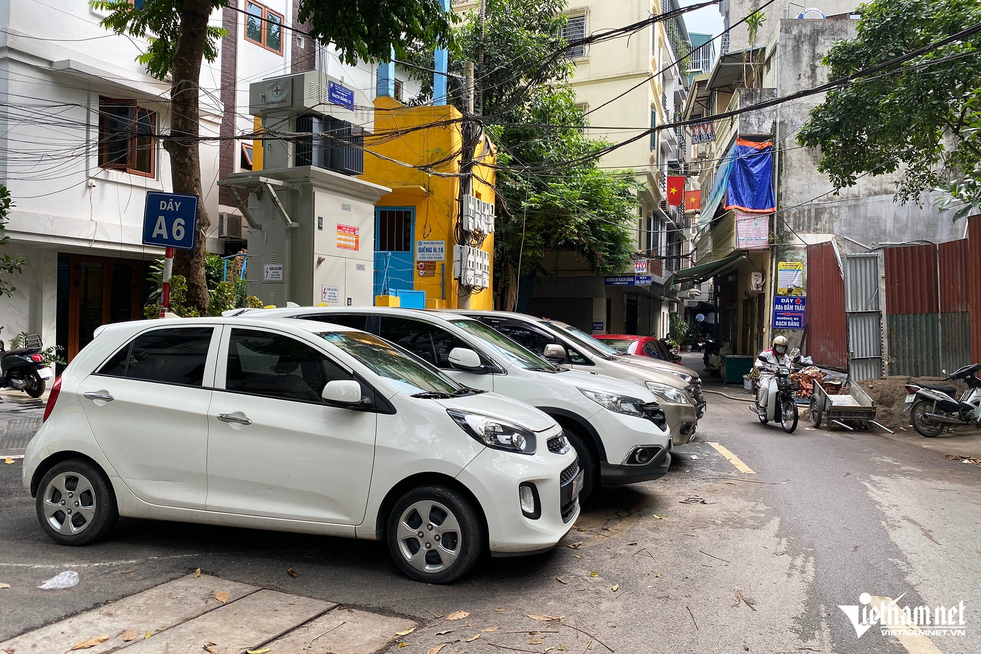 Loạt ô tô vây khu dân cư ở Hà Nội, người dân phải đặt 'biển cấm' khắp nơi - 3