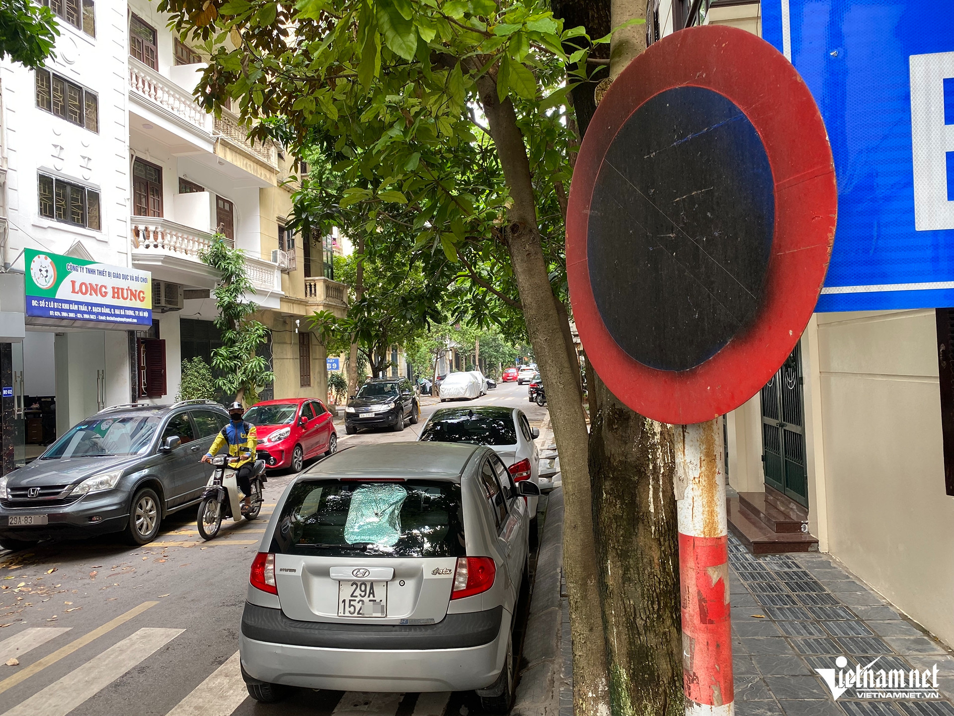 Loạt ô tô vây khu dân cư ở Hà Nội, người dân phải đặt 'biển cấm' khắp nơi - 4