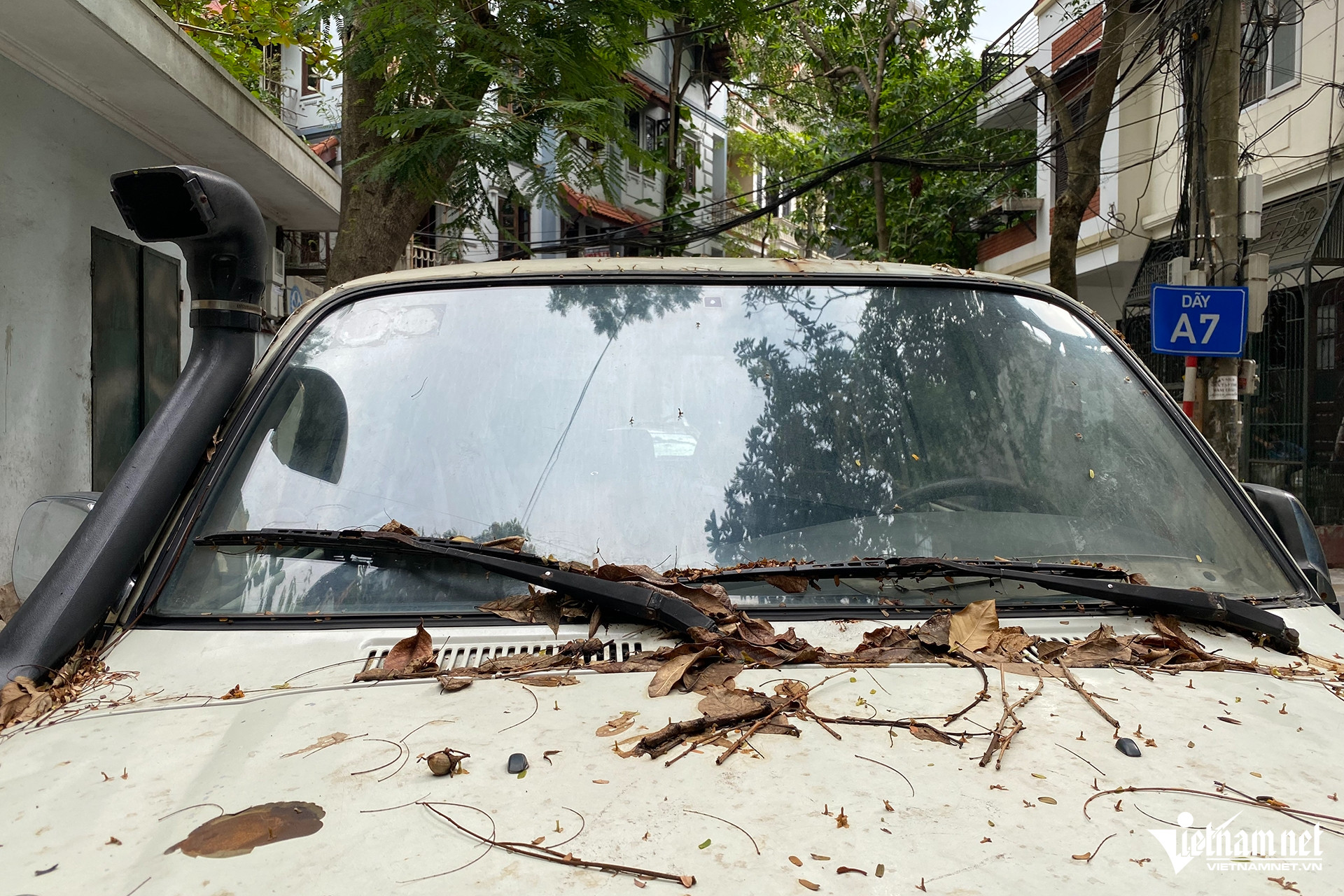 Loạt ô tô vây khu dân cư ở Hà Nội, người dân phải đặt 'biển cấm' khắp nơi - 7