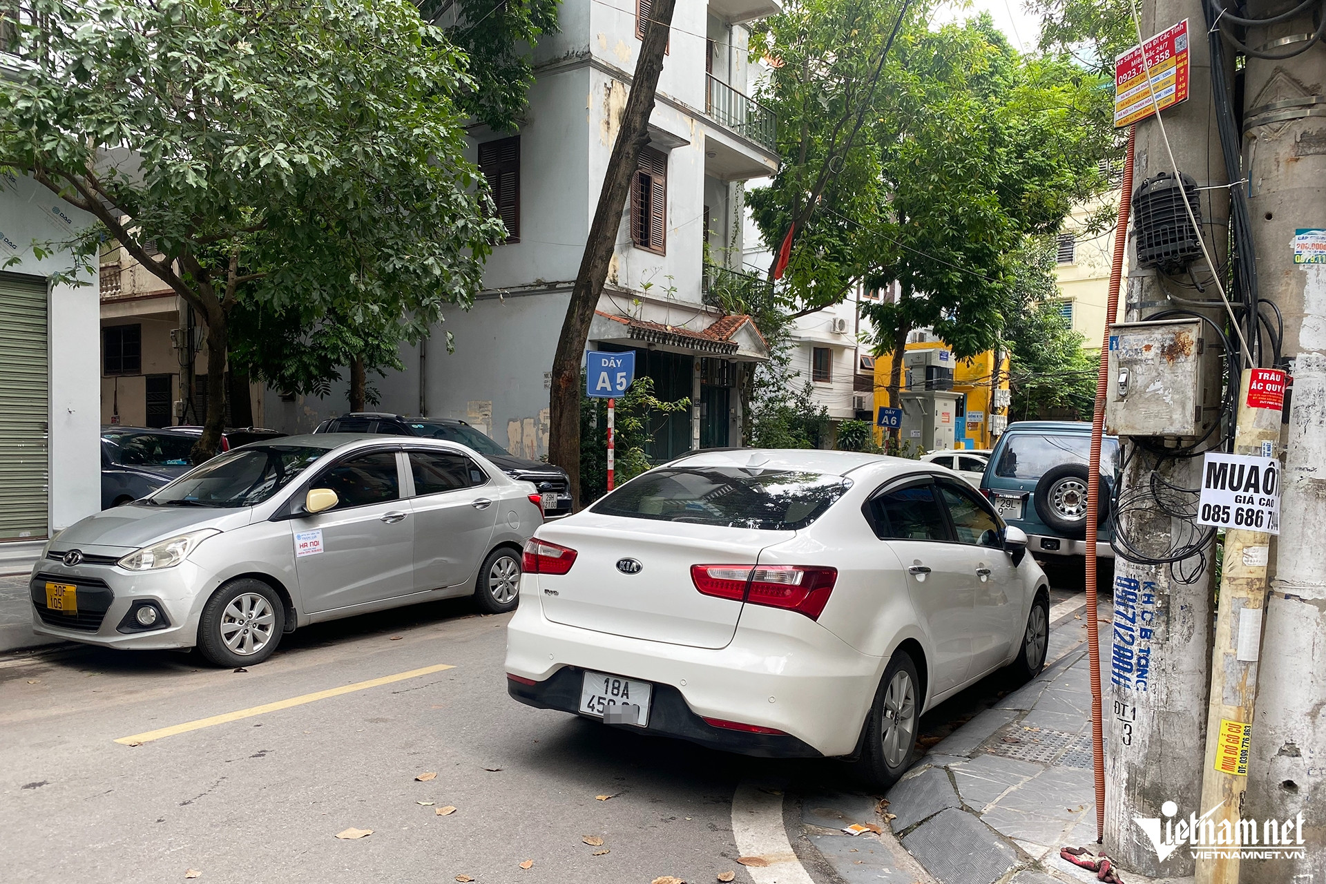 Loạt ô tô vây khu dân cư ở Hà Nội, người dân phải đặt 'biển cấm' khắp nơi - 2