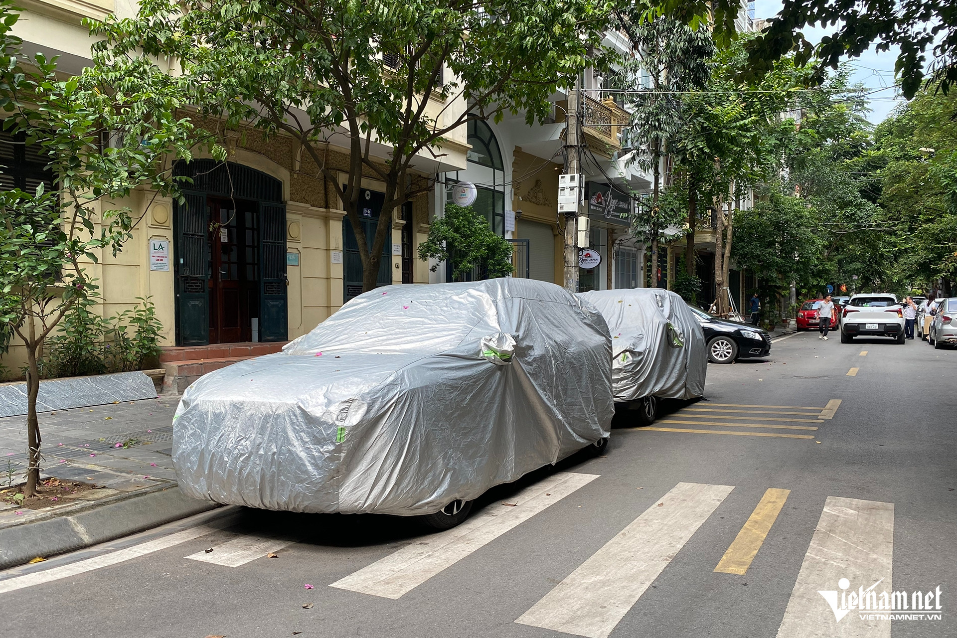 Loạt ô tô vây khu dân cư ở Hà Nội, người dân phải đặt 'biển cấm' khắp nơi - 6