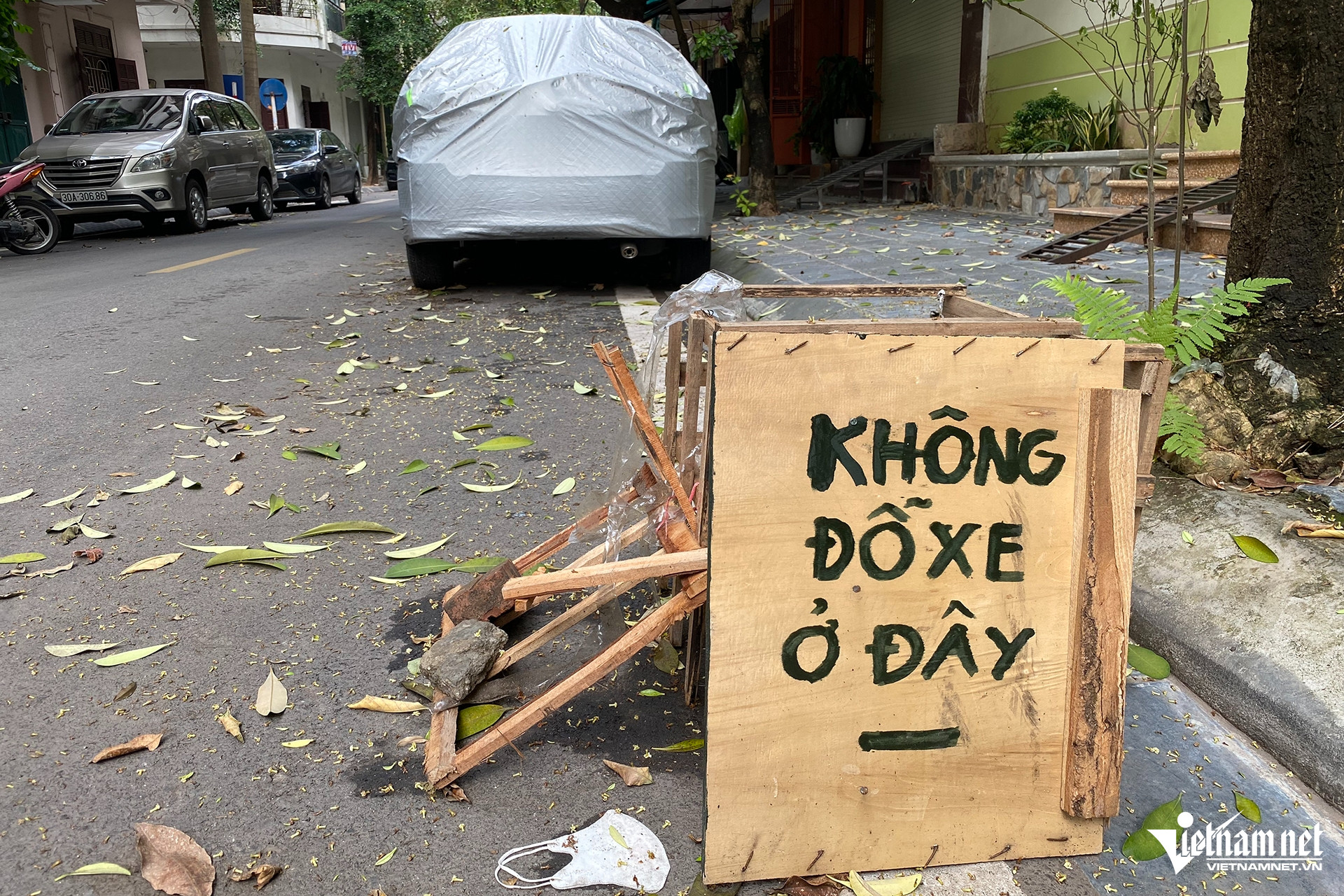 Loạt ô tô vây khu dân cư ở Hà Nội, người dân phải đặt 'biển cấm' khắp nơi - 10