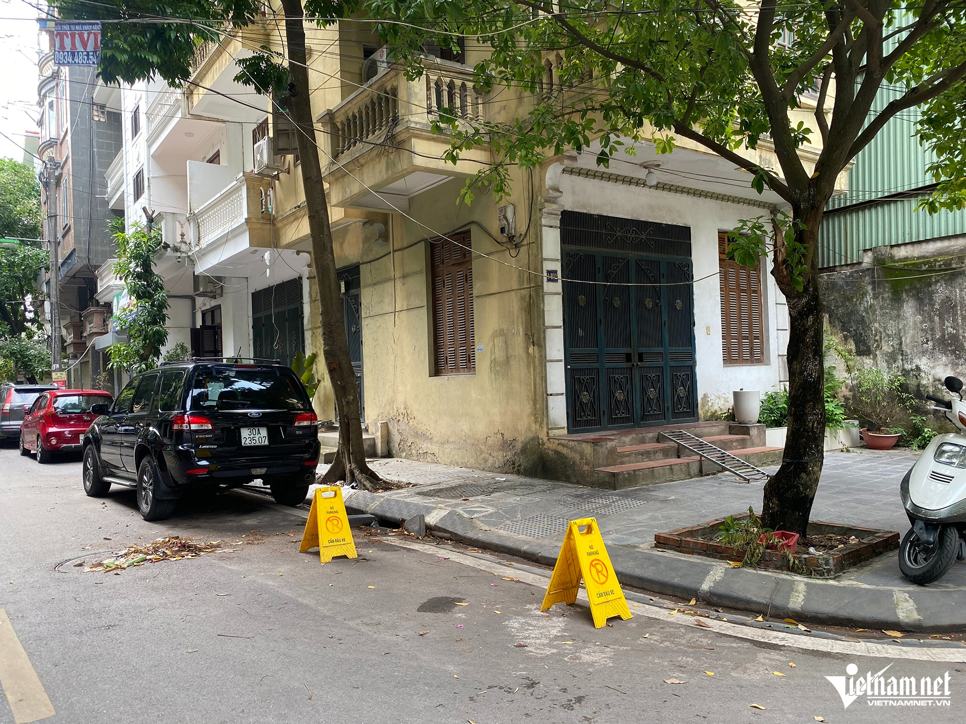 Loạt ô tô vây khu dân cư ở Hà Nội, người dân phải đặt 'biển cấm' khắp nơi - 8