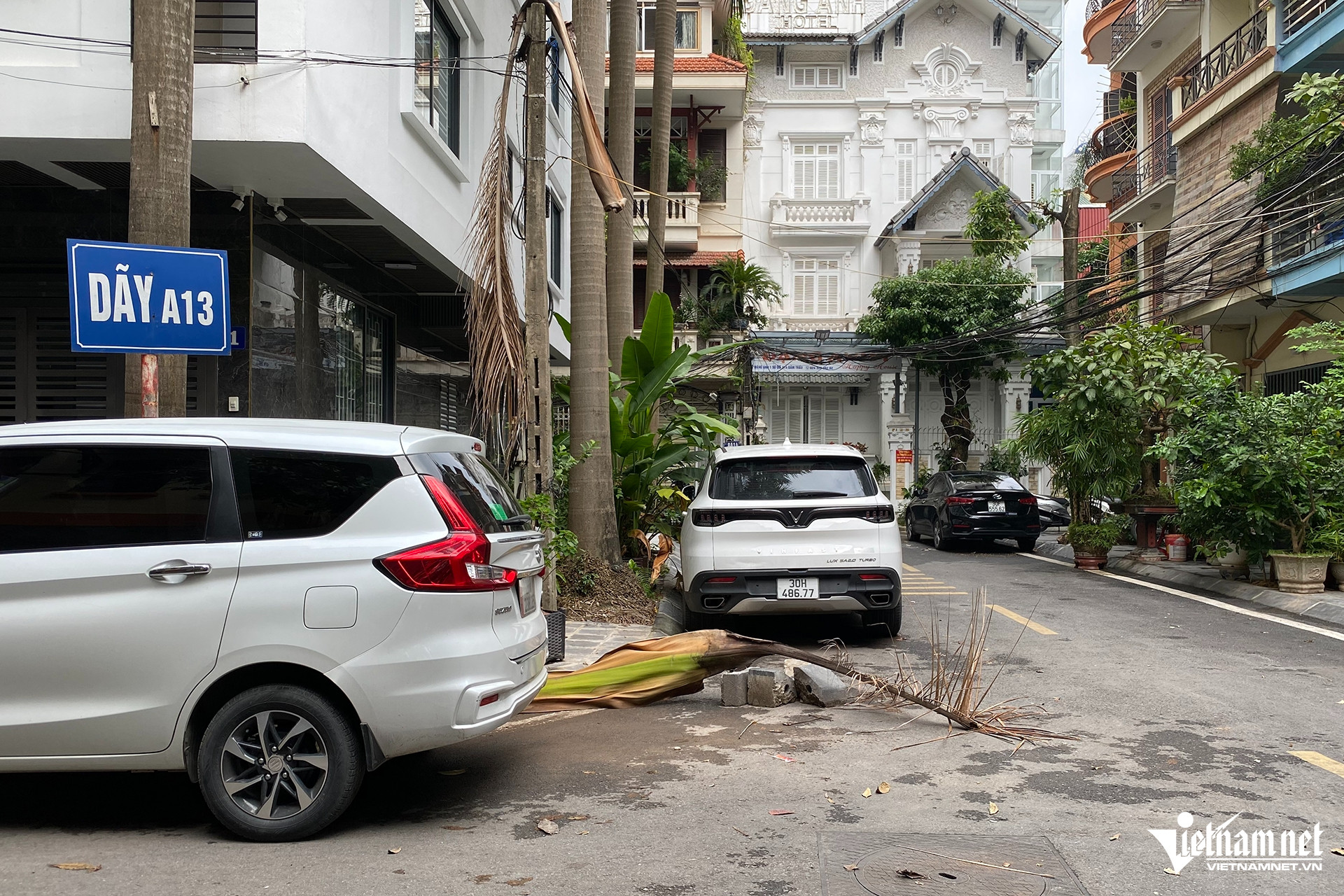 Loạt ô tô vây khu dân cư ở Hà Nội, người dân phải đặt 'biển cấm' khắp nơi - 9