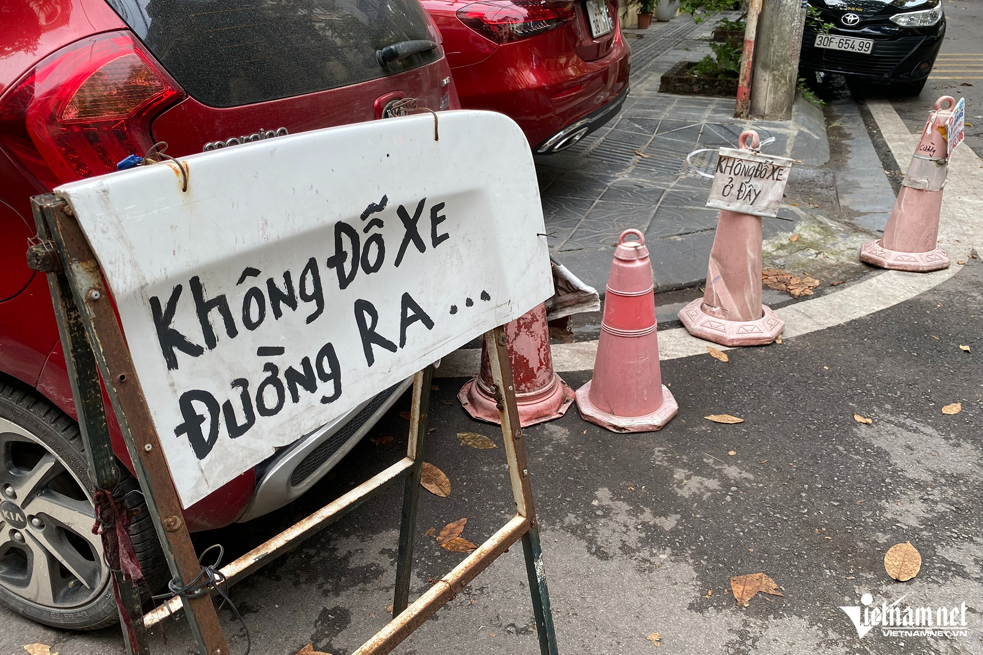 Loạt ô tô vây khu dân cư ở Hà Nội, người dân phải đặt 'biển cấm' khắp nơi - 13