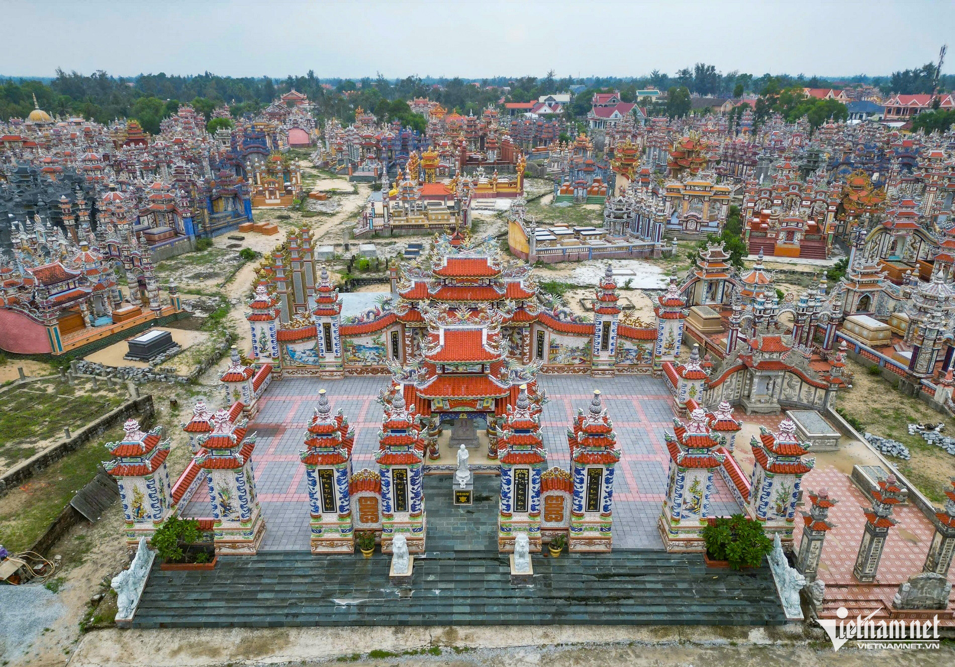 Vợ chồng ở Huế tiết lộ lý do chi hơn 3 tỷ đồng xây lăng mộ cho mình - 1 Vợ chồng ở Huế tiết lộ lý do chi hơn 3 tỷ đồng xây lăng mộ cho mình - 1