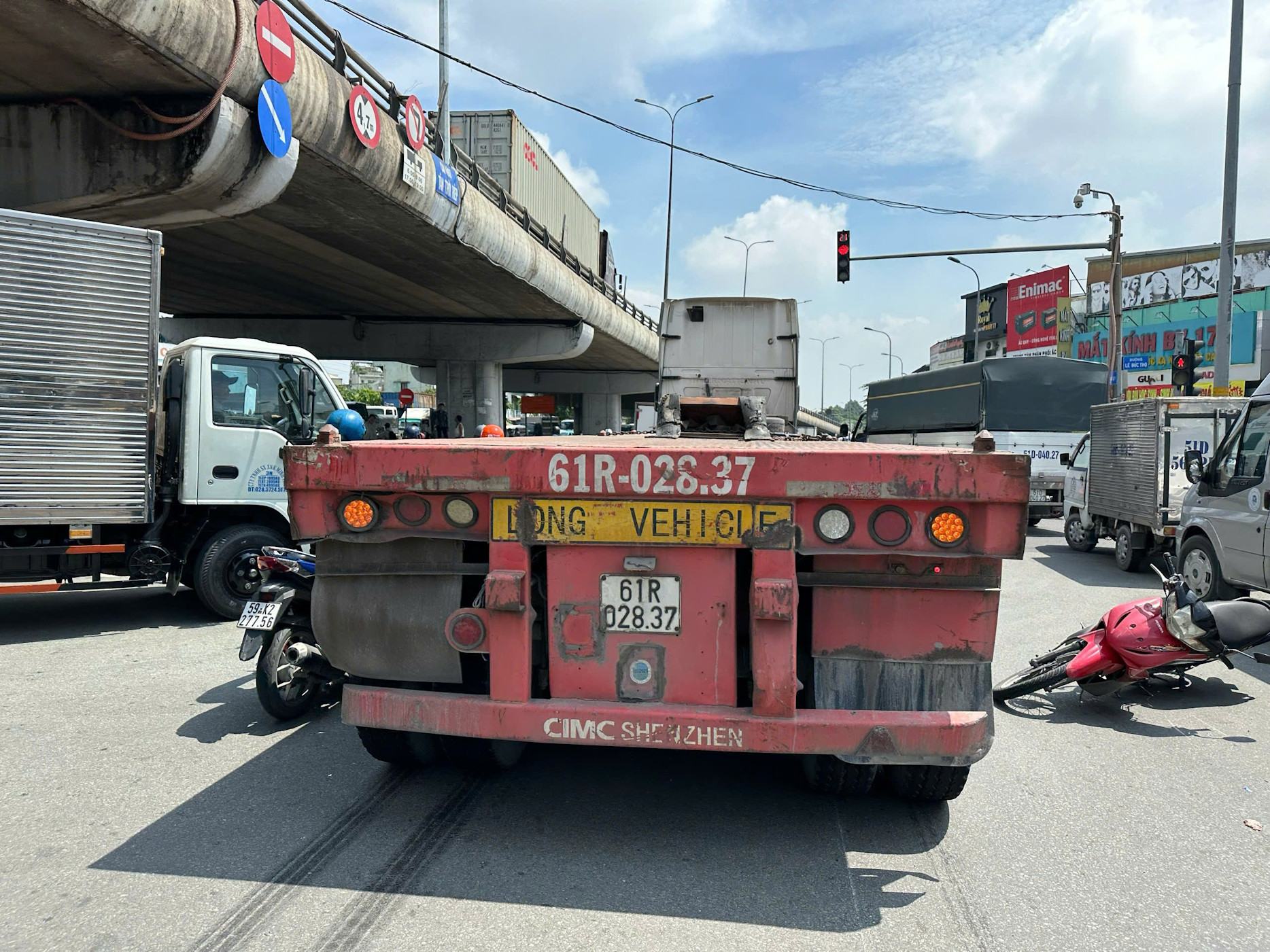 Tai nạn chết người dưới gầm cầu vượt, quốc lộ cửa ngõ TPHCM ùn tắc 5km - 2 Tai nạn chết người dưới gầm cầu vượt, quốc lộ cửa ngõ TPHCM ùn tắc 5km - 2