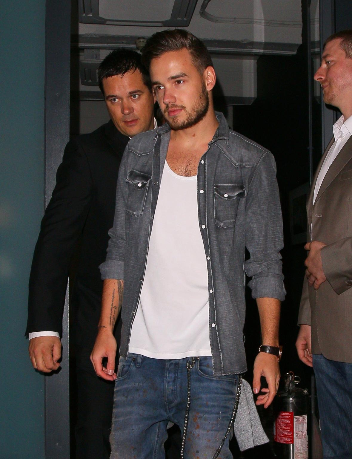 Công bố CCTV trước khi Liam Payne ngã lầu tử vong, phát hiện điểm bất thường trong cái chết của nam ca sĩ - 2 Công bố CCTV trước khi Liam Payne ngã lầu tử vong, phát hiện điểm bất thường trong cái chết của nam ca sĩ - 2