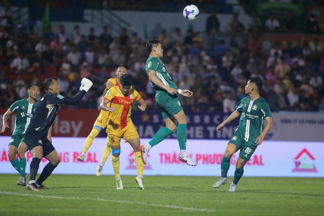 Công Phượng lập công, HLV Kim Sang-sik xuống sân hỏi thăm - 6 Công Phượng lập công, HLV Kim Sang-sik xuống sân hỏi thăm - 6