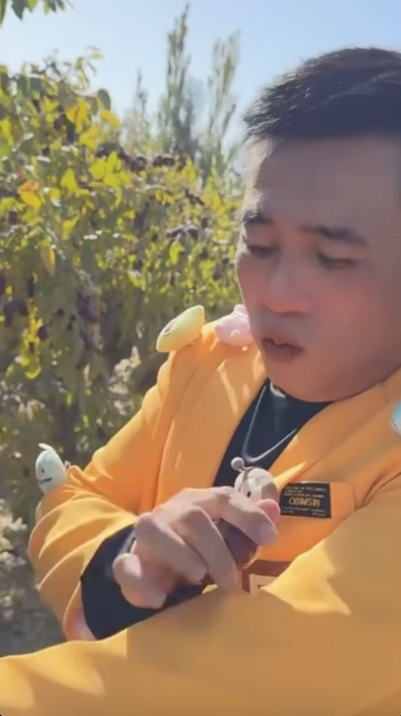 Lần đầu tiên, Hằng Du Mục kéo 'đồng bọn' đến livestream giữa vườn táo đỏ Tân Cương, dân mạng lập tức gọi tên 1 người - 4 Lần đầu tiên, Hằng Du Mục kéo 'đồng bọn' đến livestream giữa vườn táo đỏ Tân Cương, dân mạng lập tức gọi tên 1 người - 4