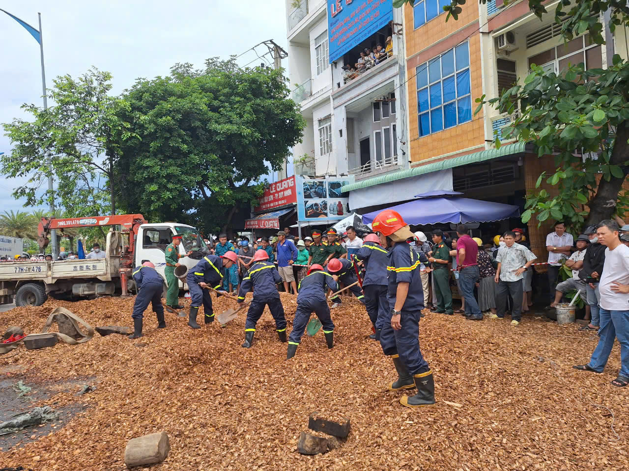 Lật xe chở gỗ dăm, 3 người đi đường bị đè tử vong ở Bình Định - 4 Lật xe chở gỗ dăm, 3 người đi đường bị đè tử vong ở Bình Định - 4