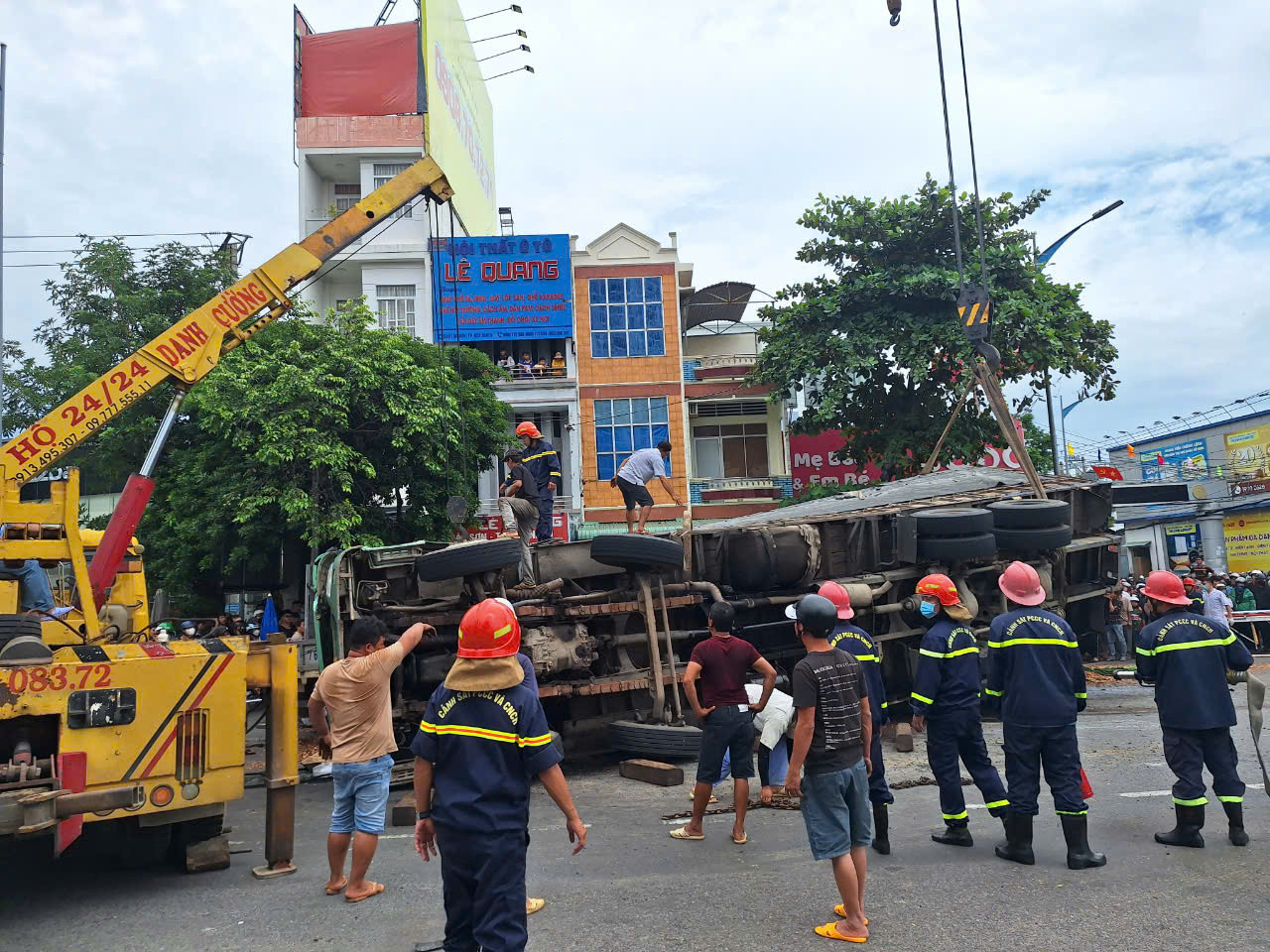 Lật xe chở gỗ dăm, 3 người đi đường bị đè tử vong ở Bình Định - 1 Lật xe chở gỗ dăm, 3 người đi đường bị đè tử vong ở Bình Định - 1