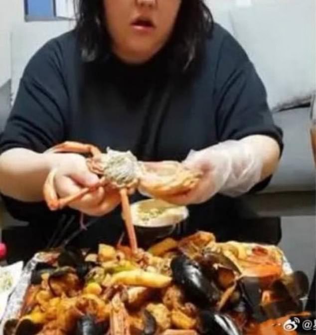 Rách dạ dày trong lúc mukbang 10kg thực phẩm, nữ KOL tử vong - 1