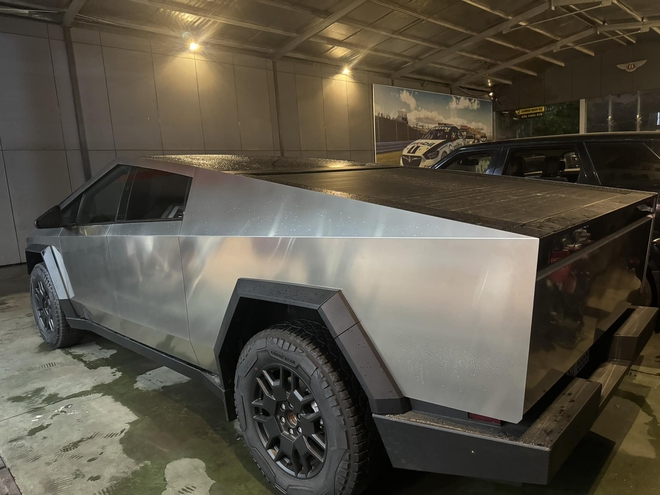 Bắt trọn Tesla Cybertruck đầu tiên lăn bánh trên đường phố Việt Nam: Lập tức gây tranh cãi về thiết kế, nhưng biển số là thứ đáng quan tâm - 6 Bắt trọn Tesla Cybertruck đầu tiên lăn bánh trên đường phố Việt Nam: Lập tức gây tranh cãi về thiết kế, nhưng biển số là thứ đáng quan tâm - 6