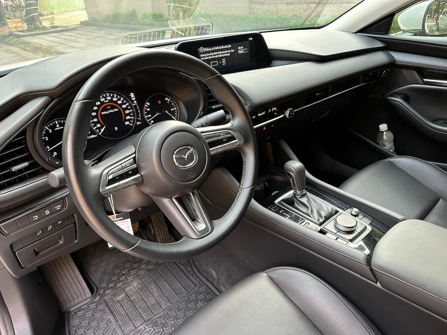 Mazda3 sau 4 năm sử dụng rớt giá còn khoảng 500 triệu, hút khách mua xe cũ - 2 Mazda3 sau 4 năm sử dụng rớt giá còn khoảng 500 triệu, hút khách mua xe cũ - 2
