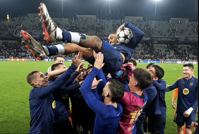 Rafinha tỏa sáng với hat-trick, Barcelona đè bẹp Bayern Munich - 7 Rafinha tỏa sáng với hat-trick, Barcelona đè bẹp Bayern Munich - 7
