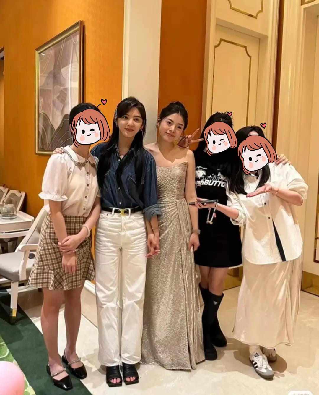 Xuất hiện ở đám cưới em gái nhưng chỉ dám nhìn từ xa, chị gái làm 1 hành động khiến cả cõi mạng "bật khóc" - 2 Xuất hiện ở đám cưới em gái nhưng chỉ dám nhìn từ xa, chị gái làm 1 hành động khiến cả cõi mạng "bật khóc" - 2