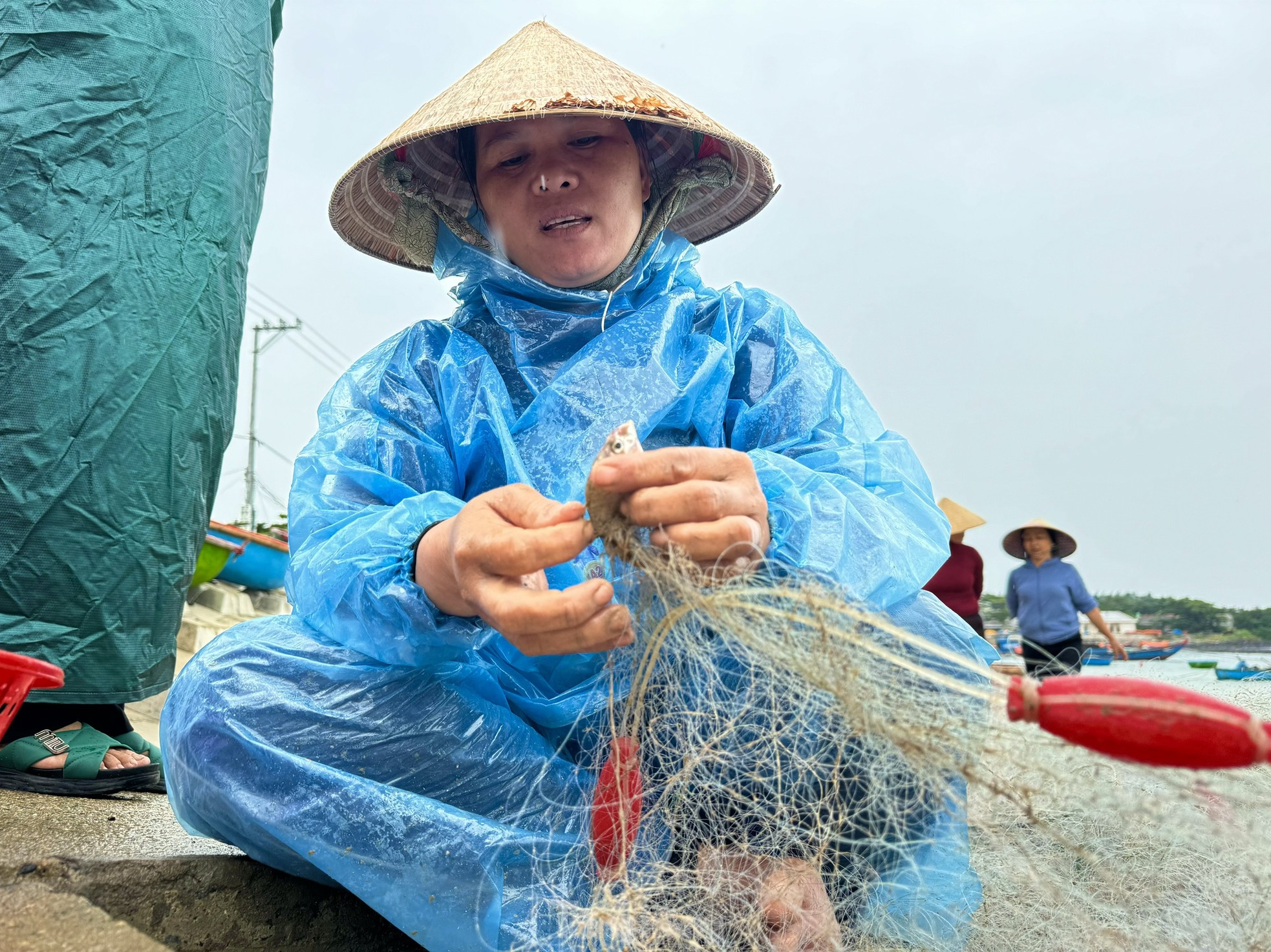 Ngư dân Quảng Ngãi ‘đánh cược’ tính mạng, dong thúng ra khơi bất chấp lệnh cấm biển - 14