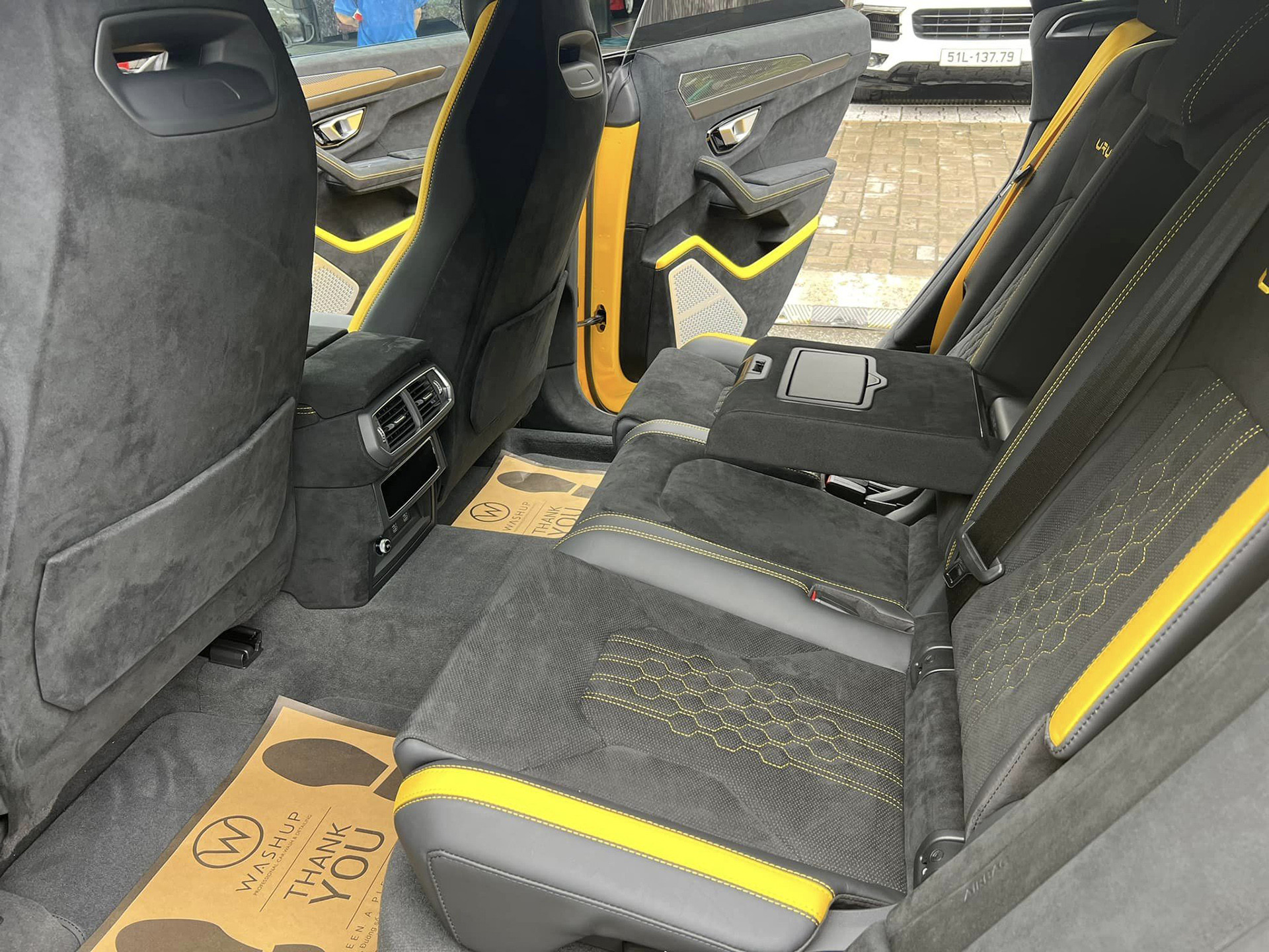 Siêu SUV Lamborghini Urus của đại gia Đoàn Di Băng rớt giá 3 tỷ sau 6 tháng - 8 Siêu SUV Lamborghini Urus của đại gia Đoàn Di Băng rớt giá 3 tỷ sau 6 tháng - 8