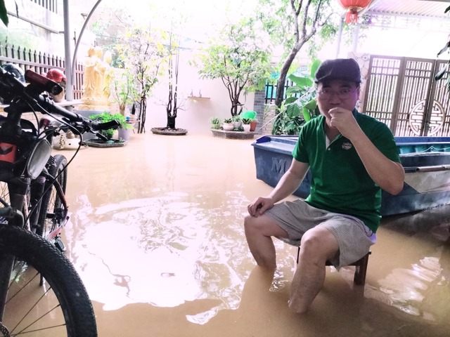 Quảng Bình: Gần 15.000 nhà dân ngập lụt, dân cuống cuồng chạy lũ trong đêm - 2 Quảng Bình: Gần 15.000 nhà dân ngập lụt, dân cuống cuồng chạy lũ trong đêm - 2