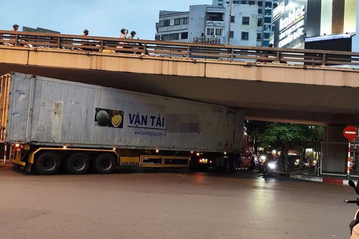Đi theo Google map, tài xế xe container mắc kẹt dưới gầm cầu vượt Ngã Tư Sở Đi theo Google map, tài xế xe container mắc kẹt dưới gầm cầu vượt Ngã Tư Sở